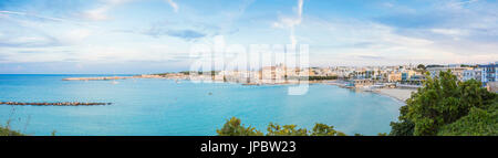 Les cadres de la mer turquoise de la plage et de la vieille ville médiévale de Otranto province de Lecce Pouilles Italie Europe Banque D'Images