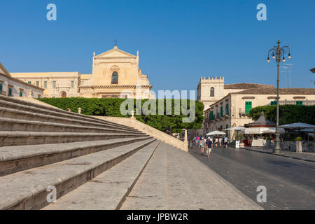 Les touristes à pied dans le centre historique de la vieille ville de Noto province de Syracuse Sicile Italie Europe Banque D'Images