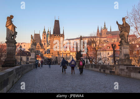 Les gens sur l'historique pont Charles sur la Vltava (Moldau) à l'aube de l'Europe République Tchèque Prague Banque D'Images