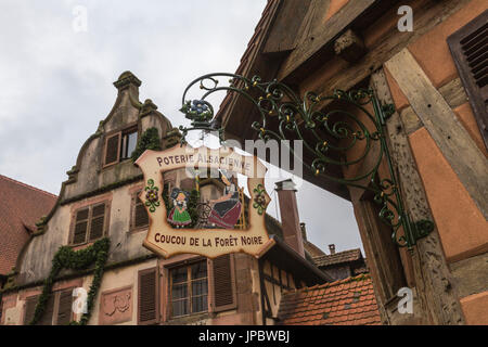 Magasin de poterie typique dans la vieille ville médiévale de Kaysersberg Haut-Rhin Alsace France Europe Banque D'Images