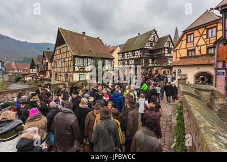 Les touristes sur un pont de la ville médiévale dominant la rivière Weiss Kaysersberg Haut-Rhin Alsace France Europe Banque D'Images