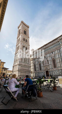 Les touristes en train de déjeuner dans les restaurants typiques face au Campanile de Giotto Florence Toscane Italie Europe Banque D'Images