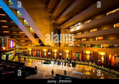Las Vegas, Nevada, USA. Vérifier en 24 à l'intérieur de l'hôtel de Louxor. Banque D'Images