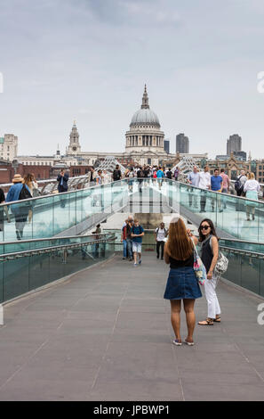 La Cathédrale St Paul vu de Millennium Bridge London United Kingdom Banque D'Images