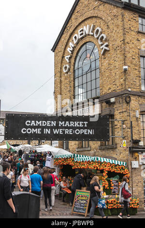 Les gens affluent dans les rues commerçantes du marché de Camden au nord ouest de Londres, Royaume-Uni Banque D'Images