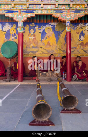 Le monastère de Thiksey, vallée de l'Indus, Ladakh, Inde, Asie. Les moines bouddhistes tibétains à l'avertisseur sonore. Banque D'Images