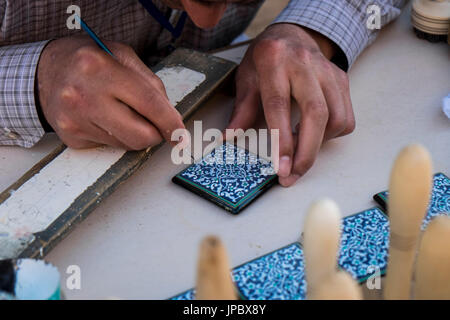 Khiva, Ouzbékistan, l'Asie centrale. Un artiste peint une en majolique de Khiva. Banque D'Images