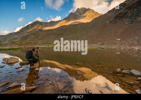 Photographe en action au col de Gavia, province de Brescia, en Italie. Banque D'Images