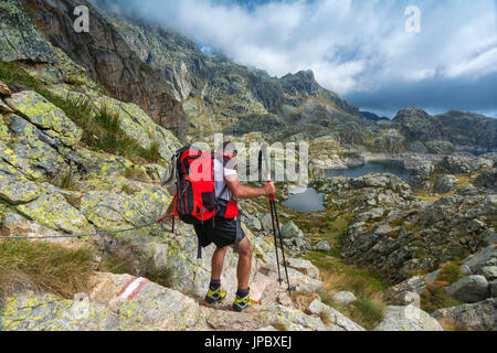 Trekking dans les Alpes, Valgoglio Orobie, province de Bergame, en Italie. Banque D'Images