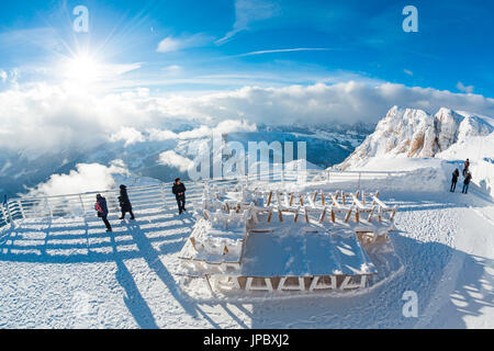 Soleil et nuages sur les sommets enneigés des Dolomites vu depuis la terrasse de l'Rifugio Lagazuoi Cortina D'Ampezzo Belluno Vénétie Italie Europe Banque D'Images