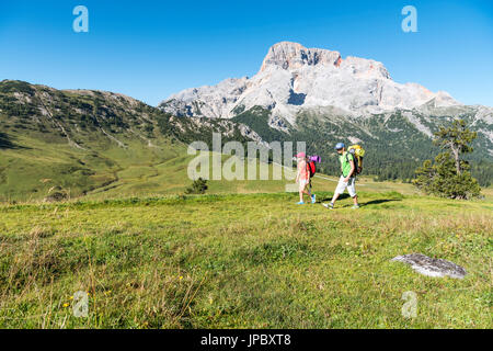 Piazza Prato/Plätzwiese, Dolomites, Tyrol du Sud, Italie. Deux enfants randonnée pédestre sur la Piazza Prato/Plätzwiese. Dans l'arrière-plan la Hohe Gaisl/Croda Rossa Banque D'Images