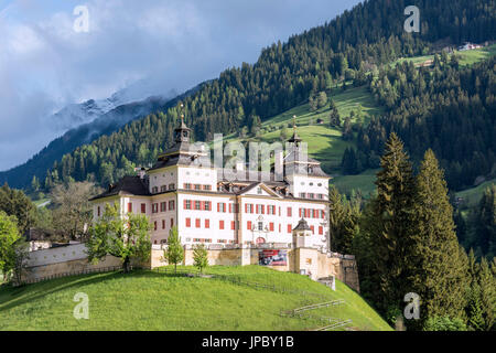 / Mareit Mareta, Racines / Saariselkä, la province de Bolzano, le Tyrol du Sud, Italie. Le château Wolfsthurn Banque D'Images