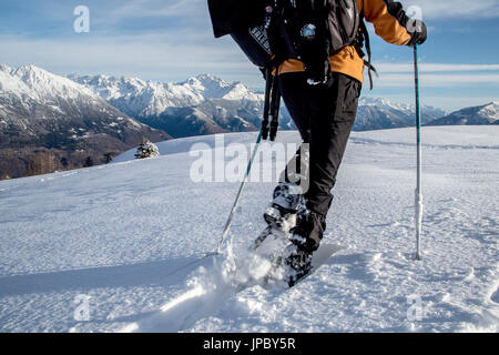 Randonneur en raquettes marche dans les paysages enneigés de la vallée de la Valtellina Gerola Alpes Orobie Lombardie Italie Europe Banque D'Images