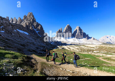 Les randonneurs s'aventurer pour découvrir les Trois Cimes de Lavaredo. Dolomites de Sesto Trentin-Haut-Adige Italie Europe Banque D'Images