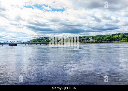 La ville de Québec Ville de Saguenay au Canada au cours de l'été avec rivière et le pont Banque D'Images