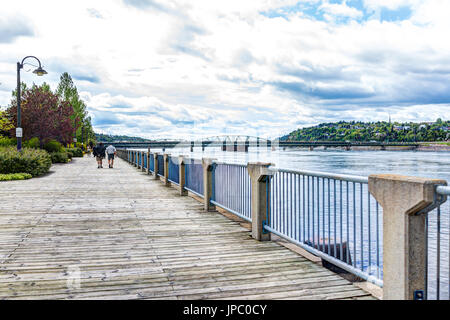 Saguenay, Canada - le 3 juin 2017 : promenade au centre-ville de terrasse parc de la ville de Québec au cours de l'été avec rivière et le pont Banque D'Images