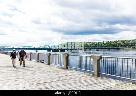 Saguenay, Canada - le 3 juin 2017 : promenade au centre-ville de terrasse parc de la ville de Québec au cours de l'été avec rivière et le pont Banque D'Images