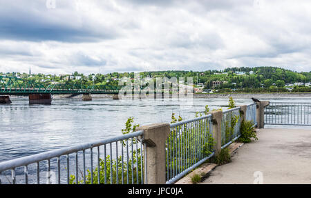 Saguenay, Canada - le 3 juin 2017 : trottoir au centre-ville de parc de la ville de Québec au cours de l'été avec Crow, rivière et le pont Banque D'Images