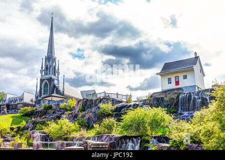 Saguenay, Canada - le 3 juin 2017 : Chicoutimi, au Québec avec rivière et l'eau qui coule en été et vue de l'église Banque D'Images