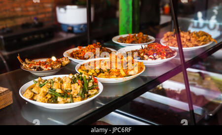 La nourriture traditionnelle balinaise dans un restaurant dans le quartier touristique d'ubud / repas délicieux de Bali / Bali, Indonésie Banque D'Images