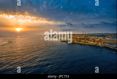 Magnifique coucher de soleil à partir d'un bateau de croisière dans le port de La Valette sur l'île méditerranéenne de Malte Banque D'Images