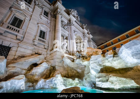 Près de la fontaine de Trevi à Rome, Italie. Prendre le soir Banque D'Images