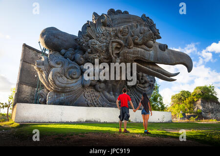 Vacances couple aimant sur l'île de Bali, Indonésie / Garuda Wisnu Kencana à Uluwatu, Bali Island / Bali, Indonésie Banque D'Images