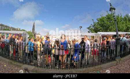 Edinburgh Festival Fringe amuseurs publics foule de spectateurs Scottish National Gallery of Scotland le monticule square Banque D'Images