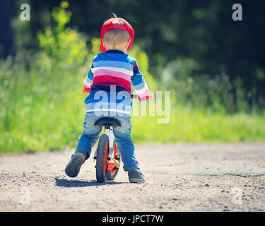 Les enfants sur une bicyclette Banque D'Images