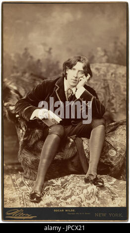 Oscar Wilde (1854-1900) est un auteur, poète et dramaturge, connu pour son esprit philosophique, l'esthétisme, et de l'hédonisme. Wilde a été arrêté, jugé et condamné en 1885 pour grossière indécence avec les hommes, et a servi deux ans en prison. Quelques années plus tard, il est mort dans la misère à Paris à l'âge de 46 ans. Banque D'Images