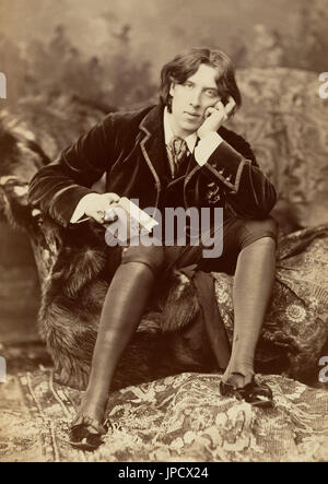 Oscar Wilde (1854-1900) est un auteur, poète et dramaturge, connu pour son esprit philosophique, l'esthétisme, et de l'hédonisme. Wilde a été arrêté, jugé et condamné en 1885 pour grossière indécence avec les hommes, et a servi deux ans en prison. Quelques années plus tard, il est mort dans la misère à Paris à l'âge de 46 ans. Banque D'Images