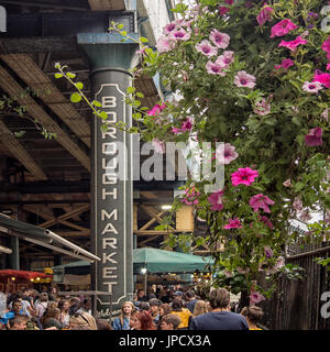 LONDRES, Royaume-Uni - 29 JUILLET 2017 : panneau pour Borough Market sur pilier en fer victorien à côté de l'exposition florale avec panneau Banque D'Images