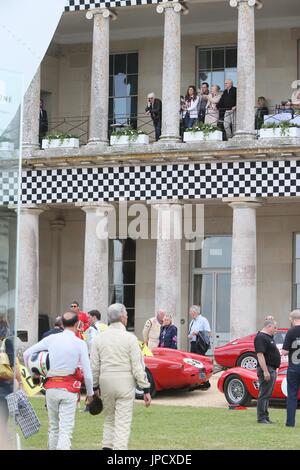 Bernie Ecclestone s'entretient sur son téléphone mobile pendant le Goodwood Festival of Speed 2017 comprend : Atmosphère Où : Chichester, Royaume-Uni Quand : 30 Juin 2017 Crédit : Michael Wright/WENN.com Banque D'Images