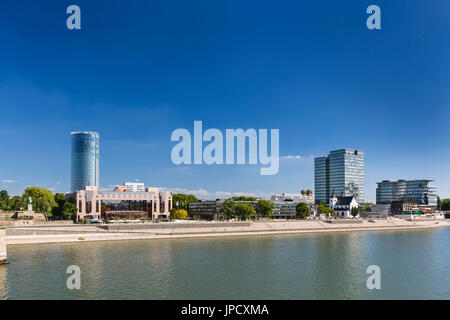 Les bâtiments modernes sur la rive du Rhin à Cologne Deutz, l'Allemagne avec la promenade nouvellement construit. Banque D'Images