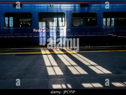 First Great Western Express avec la lumière du soleil qui brille sur la plate-forme à la gare Bath Spa, baignoire UK Banque D'Images