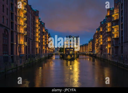 Château d'eau dans le vieux quartier d'entrepôts ou de Speicherstadt, Hambourg, Allemagne Banque D'Images