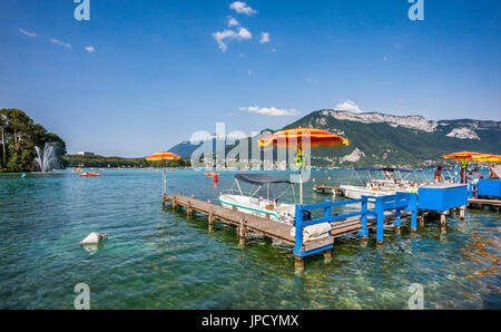 France, Annecy, location de bateau sur les rives du lac d'Annecy au quai de la Tournette Banque D'Images