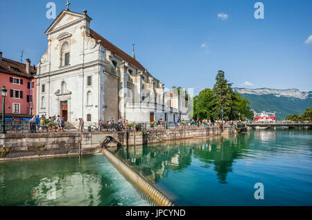 France, Annecy, vue sur l'église de Saint François d'Annecy à travers le fleuve le Thiou Banque D'Images