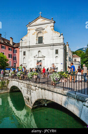 France, Annecy, vue sur l'église de Saint François d'Annecy et la Perrière Pont sur la rivière le Thiou Banque D'Images