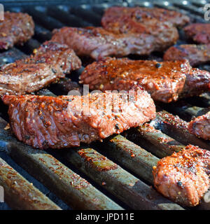 Les steaks sur le grill. Banque D'Images