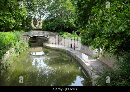Le Kennet and Avon Canal traversant Bath, Somerset, Angleterre. Banque D'Images