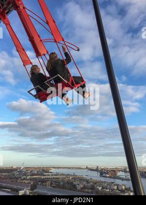 AMSTERDAM, Pays-Bas-DEC 3,2016 : Sur le bord, vue sur la ville capitale Amsterdam d'un swing debout sur un bâtiment élevé Banque D'Images