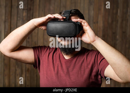 Homme barbu avec des lunettes de réalité virtuelle Banque D'Images
