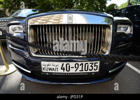 Une Rolls Royce avec une plaque de numéro de Koweït est parqué par le Dorchester Hotel, Londres, le mois d'août voir des centaines de Moyen-orientaux voler-dans et autour de la conduite dans la région de supercars. Banque D'Images