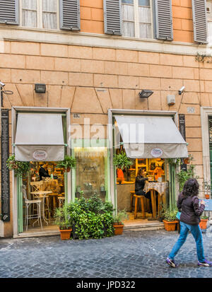 Scène de rue en face de grano frutta e farina bakery et bistro/Café Zimmermann, via della Croce, 49/A , Rome, Latium, Italie Banque D'Images