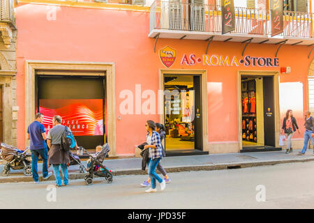 Scène de rue en face de l'AS Roma store Banque D'Images