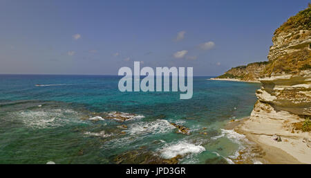 Aperçu de la plage de Ricadi, Tour de Saint-Marin, la Cité du Vatican, promontoire vue aérienne, de falaises et de sable. Les vacances d'été à Calabria, Italie Banque D'Images