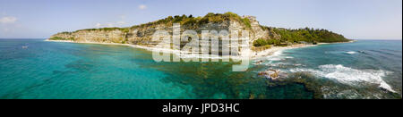 Aperçu de la plage de Ricadi, Tour de Saint-Marin, la Cité du Vatican, promontoire vue aérienne, de falaises et de sable. Les vacances d'été à Calabria, Italie Banque D'Images