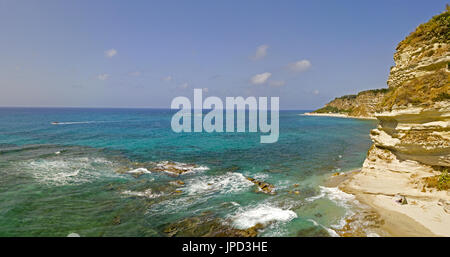 Aperçu de la plage de Ricadi, Tour de Saint-Marin, la Cité du Vatican, promontoire vue aérienne, de falaises et de sable. Les vacances d'été à Calabria, Italie Banque D'Images