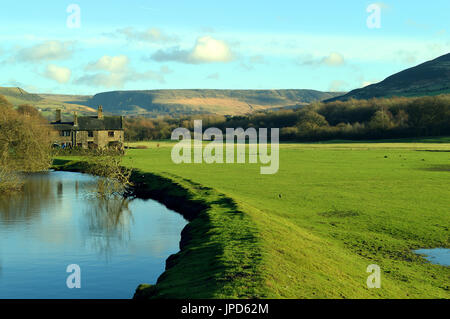 Dans Friezland Tame River dans le parc national de Peak District Banque D'Images